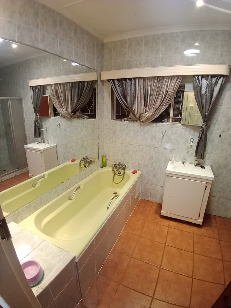 5 Bedroom Property for Sale in Protea Park North West